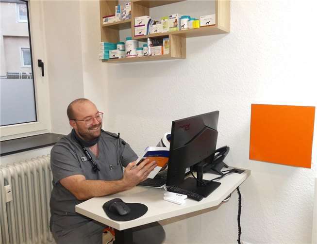 Tierarzt med. vet. Fischer hat in der Kaisersescher Bahnhofstr. 10 seine neue Kleintierpraxis eröffnet.