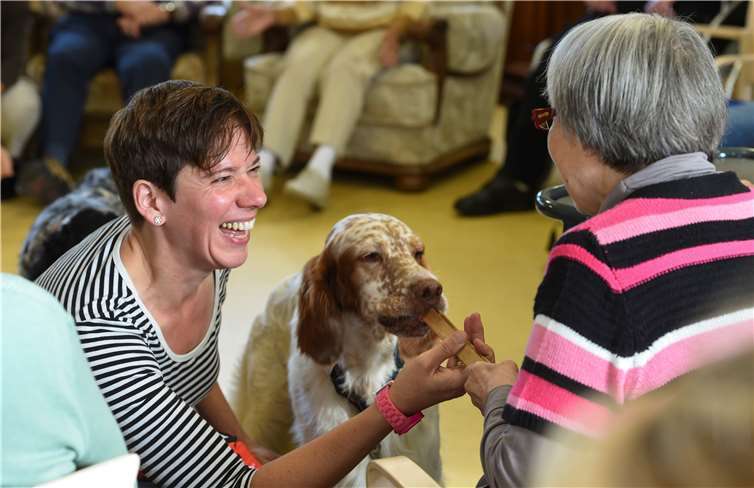Tiere haben eine positive Wirkung auf ältere Menschen und schenken ihnen Lebensfreude. Foto: privat