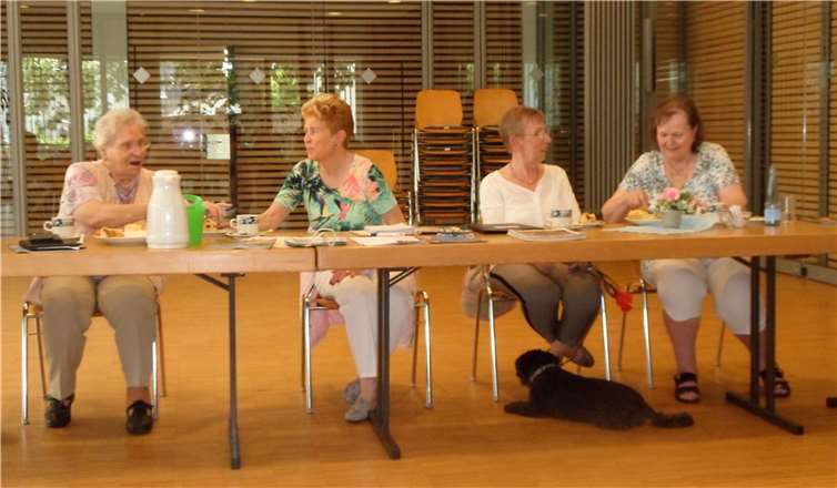 Tierheimhund Struppi (rechts unter dem Tisch) erfreute die Frauen der Frauengemeinschaft von St. Peter mit seiner Anwesenheit.privat