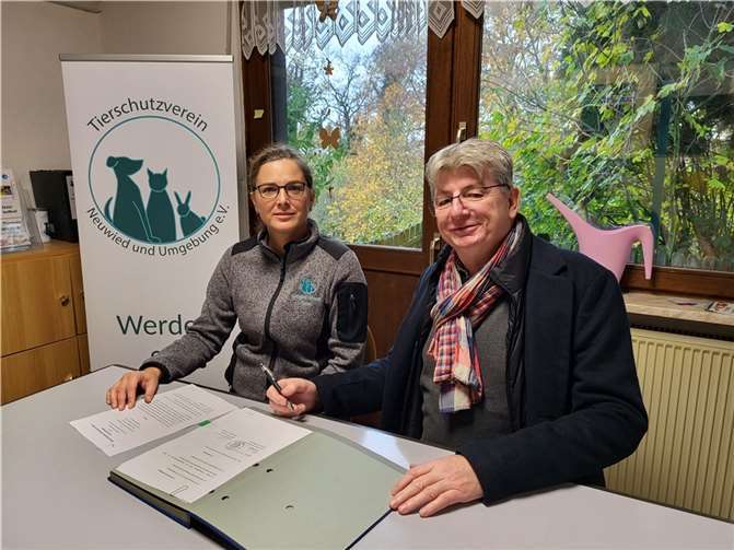 Tierheimleiterin Sabrina Steger und Beigeordneter Ralf Seemann haben einen neuen Zwei-Jahres-Vertrag für die Aufnahme von Fundtieren unterzeichnet.  Foto: Stadt Neuwied/Schneider