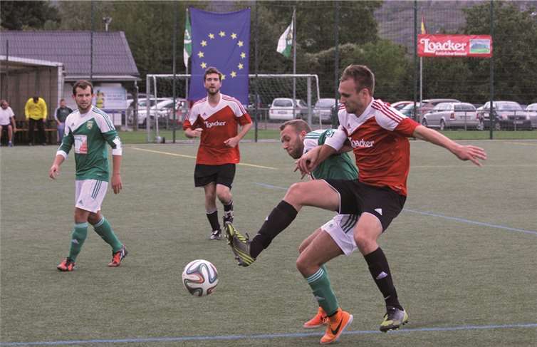 Tim Ackermann, der wieder ein gutes Spiel machte. Im Hintergrund Markus Meurer. Privat
