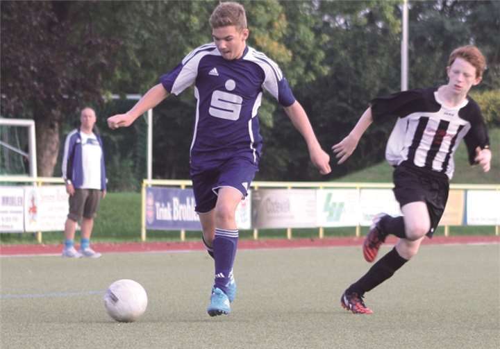 Tim Bethke (links) brach im Elfmeterschießen den Bann, als er als vierter Schütze den ersten Treffer für sein Team erzielte.privat