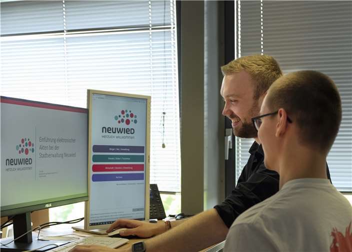 Tim Betz, Projektleiter für die Einführung der elektronischen Akte, ist das Bindeglied zwischen den kooperierenden Verwaltungen in Speyer und Neustadt an der Weinstraße und dem IT-Team der Stadt Neuwied. Quelle: Stadt Neuwied