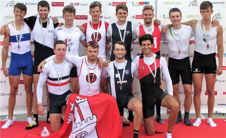 Tim Bier (2.v.l.) aus Dünfus hatte sich in eine Leichtgewichts-Vierermannschaft qualifiziert, die mit klarer Position die Silbermedaille errang (vorne die Siegermannschaft, hinten links die Silber- und hinten rechts die Bronzemannschaft).
