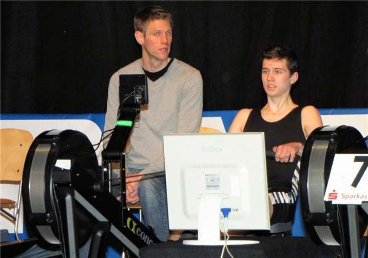 Tim Bier (r.) auf der Rudermaschine beim Endlauf in Essen. Betreut von RG Trainer Dominik Keller (l.) errang er mit persönlicher Bestleistung den vierten Platz und kam in der Deutschen Rangliste auf Rang 5.privat