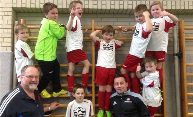 Tim Bongard, Max Santos, Marvin Fussel, Maxi Gärtner, Jonah Kanowski, Lara Raupach (hinten, v. links) und Trainer Berthold Josten, Tim Schneider, Trainer Gerrit Kanowski und Jason Marten (vorne v. links) freuen sich über den spielerischen Erfolg. privat