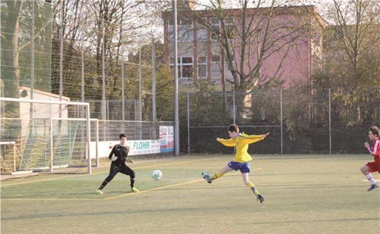 Tim Buchholz auf dem Weg zum Zweiten seiner drei Tore. Tobias Pölke