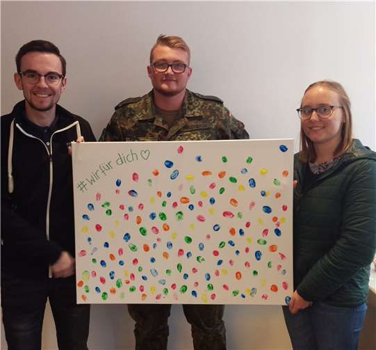 Tim Buchholz und Theresa Urban vom Orgateam und Lukas Puderbach (Mitte) mit der schon gut gefüllten Leinwand.UP