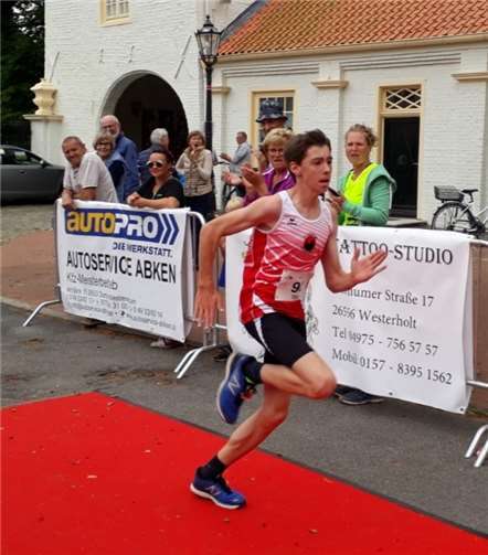 Tim Fuhrmann überquert als Erster den roten Teppich am Ziel in Dornum. Foto: privat