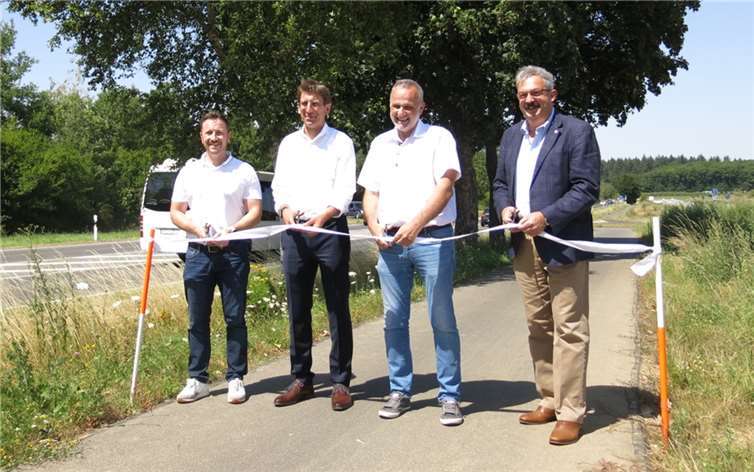 Tim Hahlen, Leiter des Amtes für Beteiligungen, Gebäudewirtschaft und Kreisstraßenbau des Rhein-Sieg-Kreises (2.v.l.), Jörg Schmidt, Bürgermeister der Gemeinde Wachtberg, (2.v.r.), Patrick Andres, Leiter der Abteilung Kreisstraßenbau des Rhein-Sieg-Kreises (l.), und Christoph Fiévet, CDU Wachtberg, (r.). Foto: „Rhein-Sieg-Kreis“