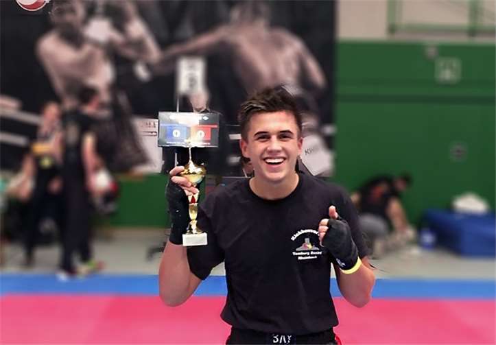 Tim Hanke mit Pokal. Privat