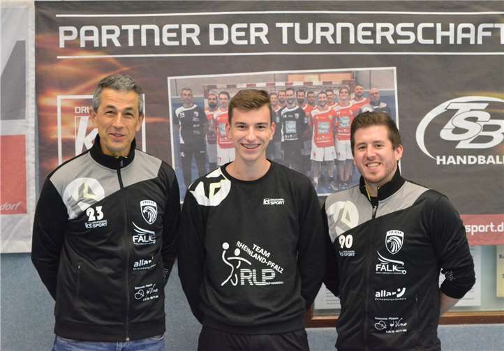 Tim Hemmerle mit Niko Jansen (re., Abteilungsleiter Handball TS Bendorf) und Thomas Gutfrucht (li., Trainer der ersten Mannschaft TS Bendorf). Foto: privat