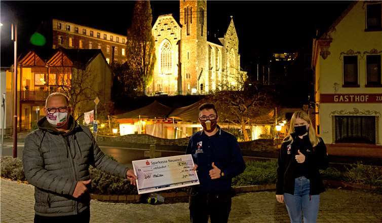 Tim Homscheid und Barbara Schulze-Frieling freuen sich über die Spende von Jürgen Hühner. Foto: privat