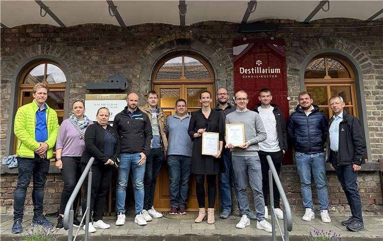 Tim Kastenholz, Vertreter des Vorstandes, freute sich sehr, im Rahmen der Veranstaltung zwei neue Mitglieder offiziell in den Reihen der Wirtschaftsjunioren Willkommen heißen zu dürfen.  Foto: Ann-Katrin Wohde, IHK Koblenz