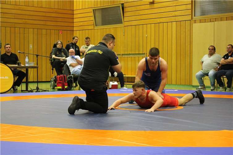 Tim Kisner (WKG) im roten Trikot und Bekir Demir (Nackenheim). Quelle: WKG Metternich/Rübenach/Boden