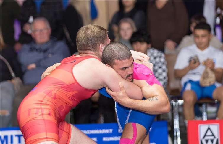 Tim Kisner (rotes Trikot) und Rashed Mostafa (blaues Trikot).  Foto: Hartenfels-Fotos