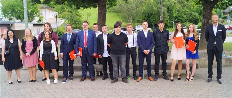 Tim Kollmayer (re.) betreute als Klassenlehrer die Klasse 9a der Konrad-Adenauer-Schule Treis-Karden.