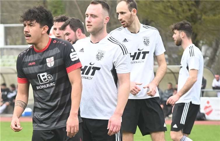 Tim Krechel (Mitte) führte den TuS Mayen in Oberwesel nicht nur als Kapitän aufs Feld, sondern hielt mit Tim Schneider (rechts) auch die Defensive zusammen.  Foto: SK