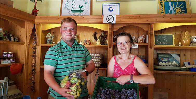 Tim Kreuter und seine Mutter Anne-Marie Kreuter legen großen Wert darauf, dass der Obsthof auch Mitglied der Initiative „Heimat schmeckt“ ist. Fotos: KH