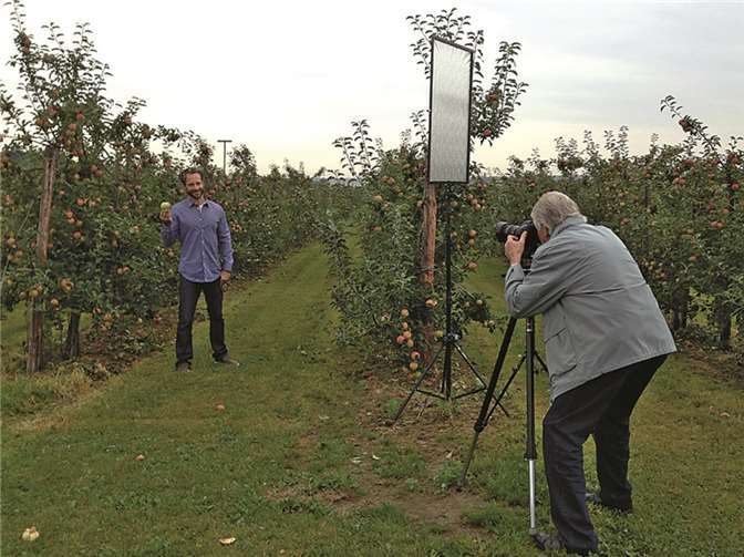 Tim Lobinger (l.) und Bernardo Friese inmitten einer Meckenheimer Apfelplantage beim Fotoshooting.  Stadt Meckenheim