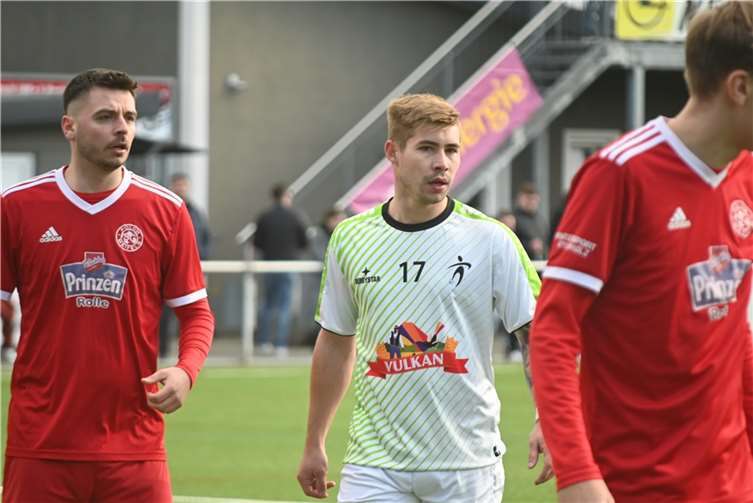 Tim Montermann (Mitte) wird seine fünfte Saison bei der SG Eintracht Mendig absolvieren.  Foto: SK