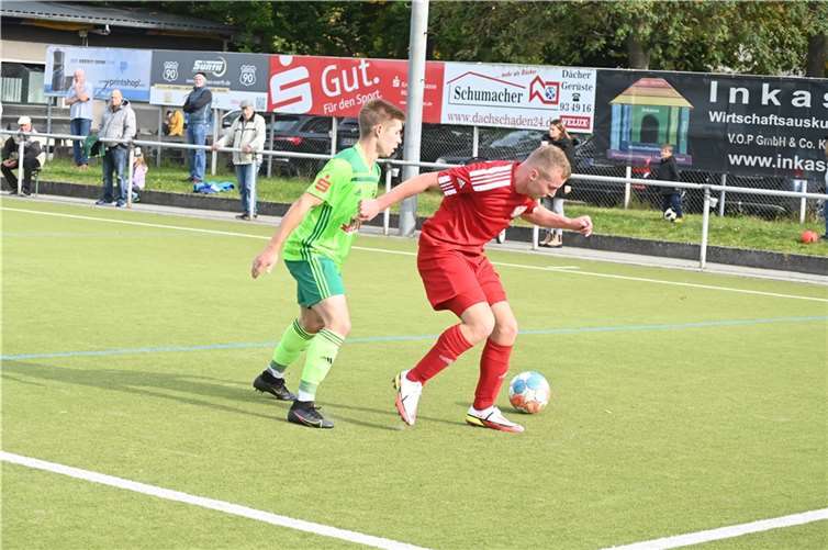 Tim Montermann (links) von der SG Eintracht Mendig/Bell musste mit der Gelb-Roten Karte vom Platz. Foto: SK
