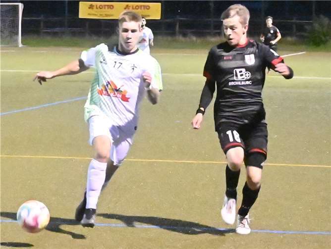 Tim Montermann (links) von der SG Eintracht Mendig/Bell und der Andernacher Sven Schiffers schenkten sich auch in diesem Laufduell nichts.