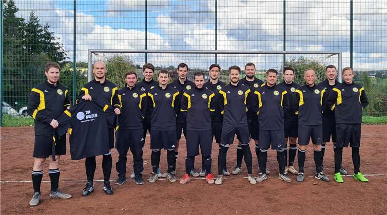 Tim Nolden (links) übergibt die Aufwämpullis an Mannschaftskapitän Jannik Schneider (2. v.l.).Foto: privat