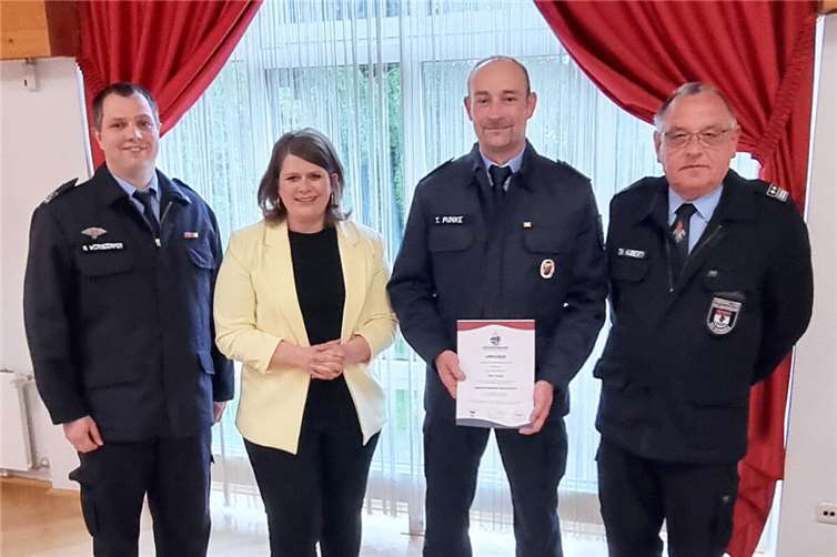 Tim Punke (2.v.re.) erhält die Ernennungsurkunde für sein neues Amt als stellvertretender Wehrleiter VG Wirges. V.li. stellv. Wehrleiter VG Wirges Nicolas Wörsdörfer, Bürgermeisterin VG Wirges Alexandra Marzi, Wehrleiter VG Wirges Thomas Huberty. Foto: VG Wirges/ Annette Brach