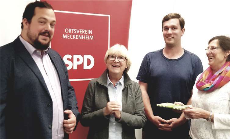 Tim Romankiewicz gratuliert seinem Nachfolger Daniel Momberg gemeinsam mit der stellvertretenden Bürgermeisterin Heidi Wiens und Fraktionsvorsitzender Dr. Brigitte Kuchta zur Wahl als Ortsvereinsvorsitzender.Foto: privat