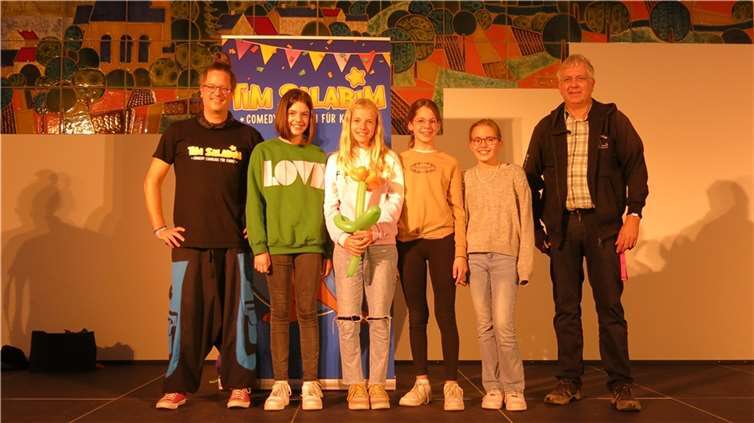 Tim Salabim, die Ideengeberinnen Mia, Luca, Amelie, Clara und Olaf Neumann.  Fotos: Jugendpflege der VG Selters