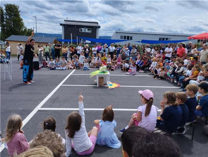 Tim Salabim verzauberte die großen und kleinen Gäste am diesjährigen Sommerfest des Blandine-Merten-Hauses.  Foto: Kath. Kita Blandine-Merten-Haus, Stefan Ibs