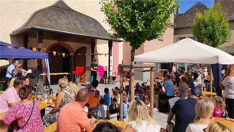 Kolpingsfamilie Urmitz feiert 100-jähriges Jubiläum Tim Salabim verzauberte mit seiner Familienshow die Zuschauer.