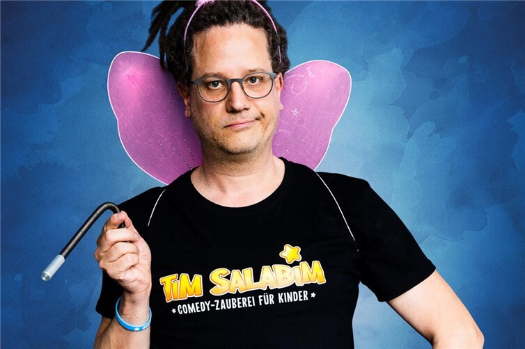 Tim Salabim wird am Donnerstag, dem 7. Mai, in Mülheim-Kärlich ein „zauberhaftes“ Feuerwerk der guten Laune abbrennen.