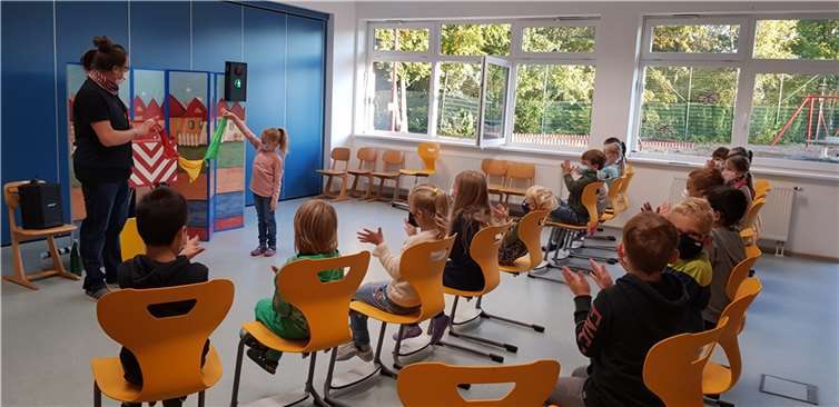 Tim Salabim zaubert mit Hilfe der Kinder. Foto: privat