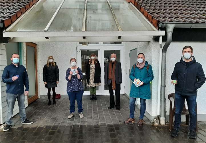 Tim Schäfer, Heilerziehungspfleger und grüner, stellvertretender Ortsvorsteher in Remagen, gemeinsam mit Stefani Jürries, Grünen-Landtagskandidatin zu Besuch im Lebenshilfehaus in Sinzig. Ulrich van Bebber, Vorstandsvorsitzender, Nicole Falkenstein-Seifen, Schriftführerin der Lebenshilfe Ahrweiler, Ulrike Hoffarth, Vertreterin des Bewohnerbeirats, Ute Voß, stellvertretende Vorstandsvorsitzende und Michael Müller, Einrichtungsleiter des Lebenshilfehauses, begrüßten die Gäste vor Ort und stellten die Spendenaktion sowie die Pläne des neuen Anbaus vor. Foto: privat