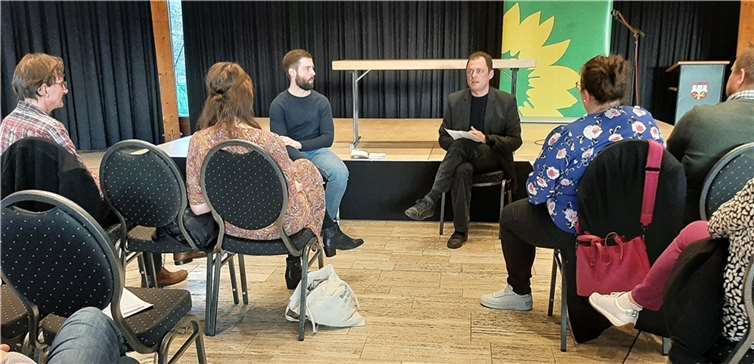 Tim Schäfer OV-Vorsitzender der Remagener Grünen im Gespräch mit dem MDL Daniel Köbler. Foto: Volker Thehos