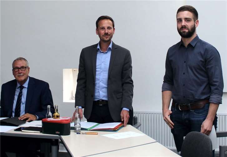 Tim Schäfer und Bürgermeister Ingendahl sowie der neue Ortsvorsteher Wilfried Humpert. Foto: Volker Thehos