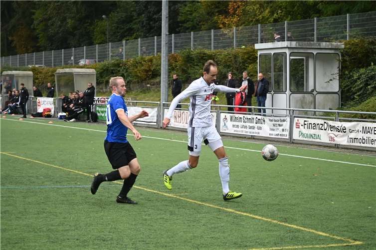 Tim Schneider (rechts) bereitete den 2:2-Ausgleich für den TuS Mayen vor, doch Bitburg hatte das bessere Ende für sich.  Foto: SK