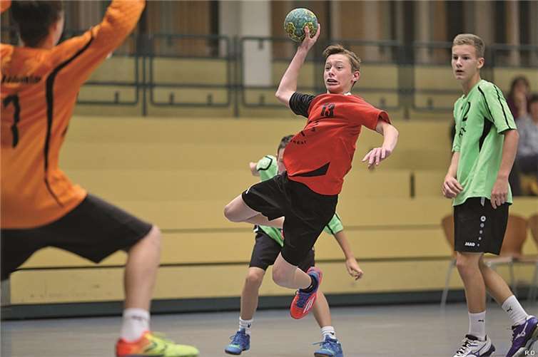 Tim Schubert beim Torwurf.