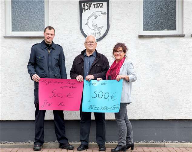 Tim Skubch und Petra Winninger freuten sich über die von Franz-Josef Theisen (Mitte) übergebene Spende.Foto: privat