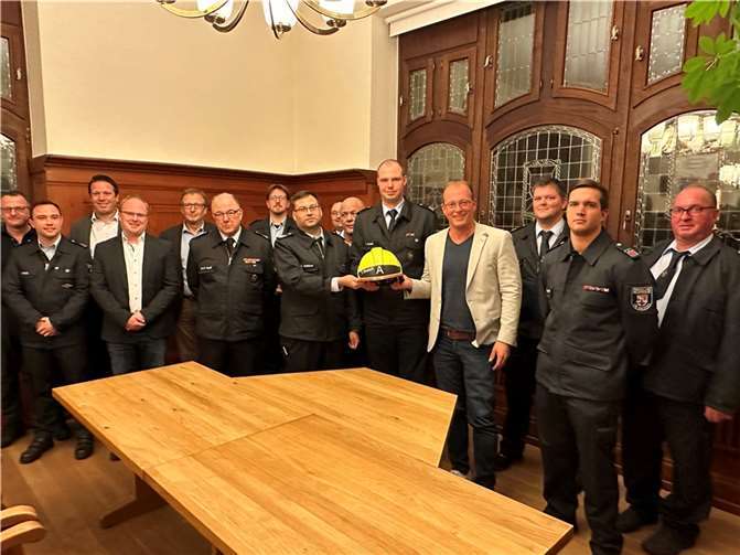 Tim Skubch wurde in Anwesenheit der Wehrleitung, der Wehrführer und der Beigeordneten der Verbandsgemeinde von VG-Bürgermeister Jörg Lempertz zum stellvertretenden Wehrleiter ernannt und als Ehrenbeamter vereidigt.  Foto: VG-Verwaltung Mendig/Stefan Pauly