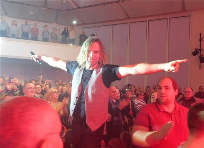 Tim Wilhelm singt im Publikum.