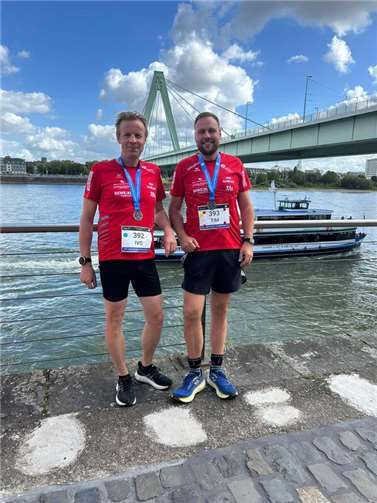 Wochende der langen Distanzen Tim Zimmer und Ivo Baumgart – erfolgreich beim Kölner Brückenlauf über die HM-Distanz, Tim Zimmer sogar mit PB in 1:44.28 Std.