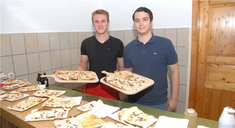 Tim und Christopher Gellner verwöhnten die Besucher des Theaterabends mit leckerem Flammkuchen.