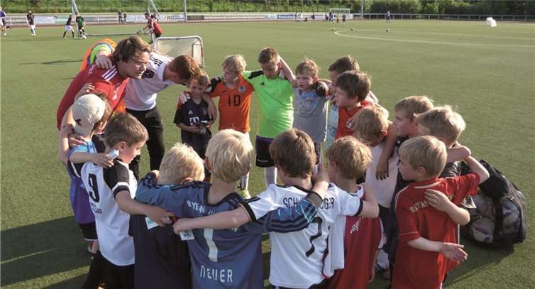 Tim und Tobi, die beiden Trainer aus der Sportschule Hennef, bescherten den Jungkickern ein tolles Trainingserlebnis. Volkhard Schmanke