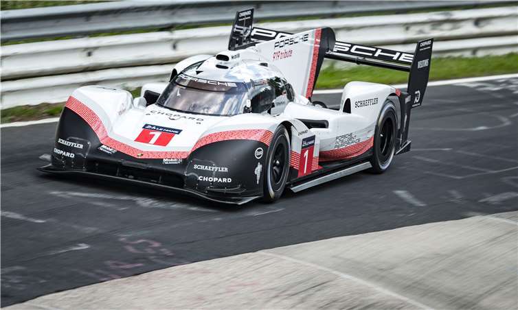 Mit 369 km/h über die Döttinger Höhe Timo Bernhard stellte mit fünf Minuten einen neuen Rekord auf der Nordschleife auf.Porsche