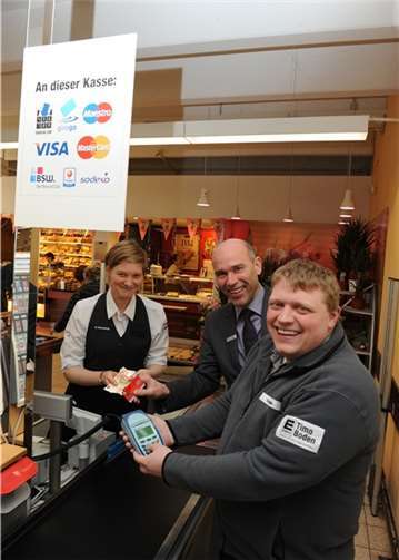 Timo Boden (r.), Inhaber des Edeka-Marktes im Ahrtalcenter Bad Neuenahr-Ahrweiler, und Guido Mombauer, Vorstandsmitglied der Kreissparkasse Ahrweiler, präsentieren die neue Möglichkeit des Geldabhebens.Privat
