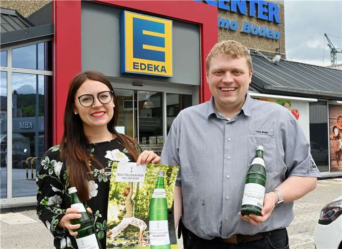 Timo Boden (r.), Inhaber des Edeka-Marktes in der Weinbergstraße, und Dania Münch setzen auf regionale Produkte im Einzelhandel.