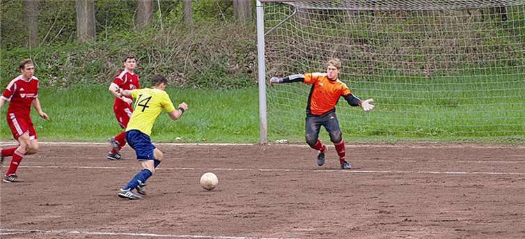 Timo Fischer scheitert in der 84. Minute an Torhüter Steffen Hoffmann. dte